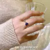 Anel Flor de Diamante Azul Brilhante Minimalista de Nicho Estilo Coreano Temperamento de Luxo Leve Toque de Alto Padrão Anel de Dedo para Deslocamento Diário Mulheres