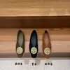 Zapatos nuevos de moda para otoño, planos, sin cordones, con decoración metálica, mocasines pequeños 2026 con aumento interno de altura y punta cuadrada adelgazante