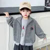 Roupa de Outono para Meninos Jaqueta de Tricô Listrada com Gola Alta 2026 Outono Nova Jaqueta Casual Solta para Bebê Top da Moda
