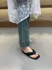 Sandalias Gruesas de Temporada para Mujer First Encounter para Uso en Exteriores con Faldas, Verano 2026 con Tira entre Dedos y Diseño Plisado, Cómodas Sandalias de Playa