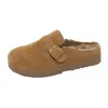 Use suela de hebilla gruesa 2026 sin cordones estilo nuevo zapatillas exteriores de algodón invierno zapatillas de media caña mules para mujer forro de felpa cálido correa de cuero retro