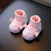 Lindos zapatos calcetín de bebé de dibujos animados con forro de felpa, zapatos gruesos para niños pequeños, cálidos, antideslizantes, anti-caída de algodón con suelas suaves para 0-6 meses y 1 año