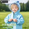 Impermeable infantil para niños y niñas, estudiantes de preescolar y primaria, diseñado para uso escolar, protección de cuerpo completo contra lluvia intensa, con compartimento para mochila, y con diseño de dibujos animados