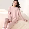 Pijama de algodón elástico de manga larga y pantalón largo de otoño, nuevo al por mayor para mujer, cuello redondo, se puede usar en el exterior, conjunto de dos piezas para el hogar