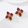 Un Par de Pendientes de Flor de Pétalo Elegantes y Compactos con Diseño de Esmalte Goteante para el Uso Diario para Mujeres