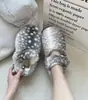 Chinelos de algodão Bambi macios e fofos para mulheres, novo estilo outono e inverno 2026, forrados com pelúcia, quentes, adequados para uso externo, sapatos peludos retrô e versáteis