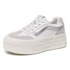 Zapatillas blancas para mujer 2026 otoño nuevo estilo plataforma suela gruesa zapatos versátiles casuales zapatos de suela blanda ligeros zapatillas para mujer