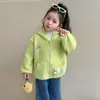 Chaqueta de forro polar y engrosada para niñas, nueva colección otoño/invierno 2025, top cálido con capucha de dibujos animados, elegante y lindo, para bebés niñas