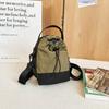 Bolsa de hombro de color de contraste de costura nueva para primavera y verano 2025, bolsa cruzada para mujer para teléfono móvil y tetera, venta al por mayor