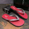 Novas chinelas masculinas para uso externo, chinelos casuais simples para homens, sandálias de praia antiderrapantes para o verão de 2026