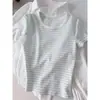 Camiseta de Verano 2026 Estilo Nuevo Rayas Azules y Blancas Ajustada Cuello Redondo Manga Corta para Mujer, Top Interior que Reduce la Edad