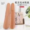 Calçadeira curta de madeira maciça de faia com preço de fábrica, ferramenta para levantar sapato, gadget para calçar sapato, finamente trabalhada e fácil de carregar