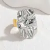 Anillo de Acero Titanio Bicolor con Diseño Geométrico de Textura Irregular, Estilo Lujo Ligero Europeo y Americano, Chapado en Oro de 18 Quilates sobre Plata y Oro
