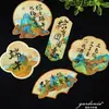 Un Diseño de Tarjeta de Felicitación del Festival del Bote del Dragón Grandioso y de Alta Gama con una Imagen de un Paisaje de Mil Millas, Presentando Tamales del Festival del Bote del Dragón como Recuerdo y Tarjeta de Bendición Decorativa