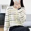 Cardigã de malha listrado com gola redonda em algodão puro para mulheres, com detalhes de botões dourados, mangas compridas, corte solto e um estilo clássico inspirado em Chanel, perfeito para primavera e outono.