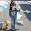 Conjunto de jeans com renda fashion para meninas coreanas 2026 outono novo conjunto de duas peças escolar tendência de moda em vestuário infantil de comércio exterior