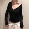Puramente sexy e atraente, este top de malha com decote V cruzado e mangas compridas apresenta um design de rebites, uma nova camiseta lisa de outono para garotas ousadas