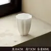 Mo Ji Jade Barro Blanco Imitación Dinastía Song Copa de Té de Pie Alto Boca de Flor Juego de Té Kung Fu Copa Maestra Boca de Crisantemo Una persona bebe una tetera con una taza