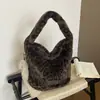 Bolsa de mano peluda de alta gama para mujer, gran capacidad, bolsa de felpa suave y esponjosa, nuevo bolso de mano esponjoso de otoño/invierno, bolsa para ir al trabajo