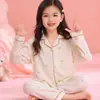 Nuevos Pijamas Infantiles 2026 para Primavera y Otoño, Estilo Delgado de Algodón Nube de Manga Larga, Ropa de Casa Moderna de Otoño para Niñas y Niñas Pequeñas