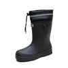 Pacote Sapatos de chuva coreanos masculinos cano médio antiderrapantes impermeáveis sola grossa galochas botas de água para exterior sapatos de borracha quentes masculinos atacado