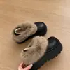 Sapatos peludos de pelo de coelho sola grossa sapatos preguiçosos aumento de altura feios fofos sapatos Birkenstock femininos 2026 inverno novo sensação de alta qualidade sapatos quentes de algodão