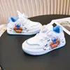 Zapatos Nuevos de Primavera y Otoño 2026 para Niños Pequeños, Niñas y Niños, Tenis Blancos de Cuero de Moda con Dibujos Animados de Caña Media