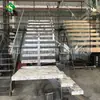 Escalera de Villa con Peldaños de Mármol Natural, Tira de Luz con Sensor, Pasamanos de Cristal Personalizados y Diseño Estilo Hogareño