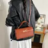 Bolsa de mão transfronteiriça para mulheres, novo estilo 2026, bolsa quadrada pequena orientada para exportação, bolsa Kelly tecida em relevo, bolsa de ombro, bolsa transversal