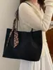 Bolsa casual de grande capacidade com estampa de leopardo, novo estilo 2026, versátil para mulheres, adequada para o dia a dia, bolsa de ombro, bolsa tote com uma vibe descontraída