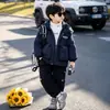 Ropa de Otoño e Invierno para Niños Chaqueta Cortavientos con Felpa Adicional 2026 Nueva Elegante Parka Gruesa Acolchada para Niños Abrigo de Algodón Moderno