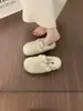 Pantuflas blancas peludas para mujer, estilo otoño e invierno 2026, sin cordones, punta cerrada, diseño de media pantufla, pantuflas de algodón cálidas y forradas de felpa