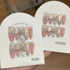Um Par de [Cacho de Flores Rosa Sakura] Rosa e Branco Puro Couro de Pontos Polca Esculpidos de Alta Qualidade Unhas Vestíveis Feitas à Mão Estilo Francês Rosa e Branco Cremoso