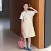 Conjunto de Verão para Meninas Estudantes Vestido Infantil Saia com Suspensório Estilo Academia Versão Coreana Conjunto de Duas Peças para Crianças Maiores
