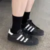 Calcetines de estilo Shigelan, súper suaves, de modal, color sólido blanco y negro, clásicos, versátiles, modernos, sin costuras, de caña media, con rizo
