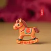 Cavalo de Balanço em Jacarandá Pintado, Figura de Cavalo do Zodíaco, Pequeno Presente para o Ano do Cavalo, Acessório de Cavalo de Balanço Desenho Animado Pintado
