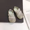 Tênis esportivo infantil masculino, sandálias fechadas para meninas para ambientes internos, sapatos de malha de verão estilo coreano para crianças com sola macia, cor de doce para jardim de infância