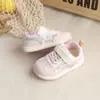 Sapatos para Bebês 2026 Primavera e Outono Unissex Sapatos de Bebê Solado Macio Sapatos Casuais Sapatos Brancos para Crianças Pequenas Sapatos Esportivos Respiráveis