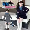 Suéter bordado estilo preppy conjunto de otoño, Conjunto de dos piezas de chaqueta de punto de imitación de dos piezas y falda corta plisada estilo coreano para niñas