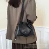 Bolso de mano pequeño retro de cuero aceitoso para mujer, nuevo estilo 2026, bolso de hombro, otoño/invierno, en un hermoso color marrón