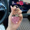 Arcilla Cerámica Llena de Pedrería Metal Hebilla Redonda Grande Anillo Llavero de Coche Colgante Lindo Creativo para Niñas Fresa Fruta Llavero