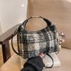 Bolsos de Lana de Nicho de Moda Otoño e Invierno para Mujer 2026 Nuevo Bolso Cruzado Versátil Tipo Bollo para Salidas y Bolsos de Mano Pequeños