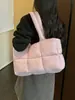 Bolso tote simple de gran capacidad para mujer, nuevo bolso de hombro casual para el otoño de 2026, bolso acolchado de algodón súper popular y moderno