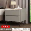 Mesa de cabeceira de madeira maciça, uma adição elegante e luxuosa ao seu quarto, apresentando um design minimalista, funções inteligentes integradas e um novo estilo multifuncional revestido em couro
