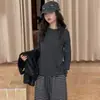 Conjunto Estilo Coreano para Meninas Outono 2026 Novo para Meninas Grandes Camada Base Colete de Couro PU Calça Wide-Leg Listrada Primavera e Outono