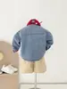 Valle del Viento 2026 Otoño Nueva Moda Fresca y Tendencia Camisa de Mezclilla Azul Claro para Niños Chaqueta Versátil para Niños de Primavera y Otoño