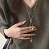 Collar con Colgante Redondo Chapado en Oro Real de 18 Quilates Cadena para Clavícula Estilo Frío Sencillo Joyería de Nicho de Alta Gama para Mujeres