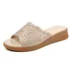Zapatillas blancas de grulla de almohada para mujeres de mediana edad, sandalias de exterior para mamá, sandalias planas antideslizantes de suela blanda de moda de verano para mujer, nuevas