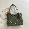 Bolsa de mão retrô com bolinhas para mulheres, nova bolsa de ombro casual para o outono/inverno de 2026, grande capacidade, bolsa tote versátil