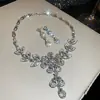 Aretes y Collar de Flor con Incrustaciones de Diamante Estilo Palacio, Elegante y Único, Conjunto de Joyería Versátil con un Toque de Lujo Ligero y de Alta Gama